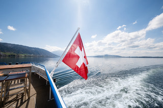Schweizerfahne Fahne wehend am Heck der MS Rigi auf dem See