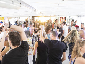 Salsa-tanzende Gästen auf dem Sommer-Tanzschiff auf dem Zugersee