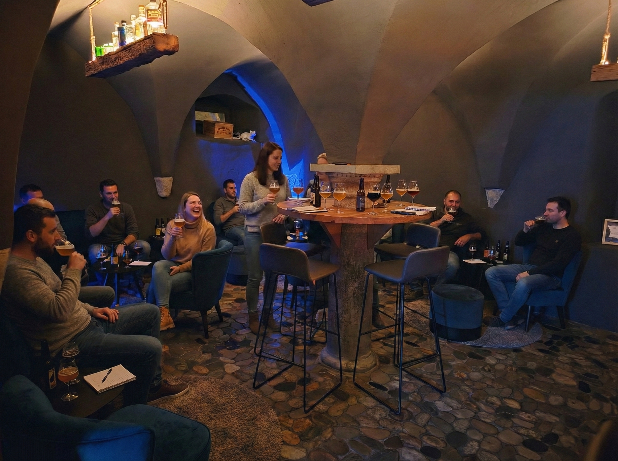 Leute im Gewölbekeller in der Fischerstube-Bar am Biertasting