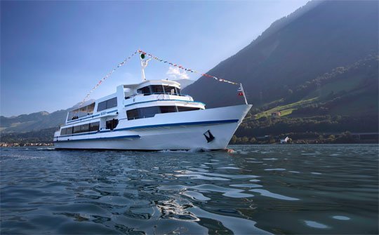 MS Rigi im Sommer Motorschiff Rigi fahrend auf dem See mit Seeufer im Hintergrund