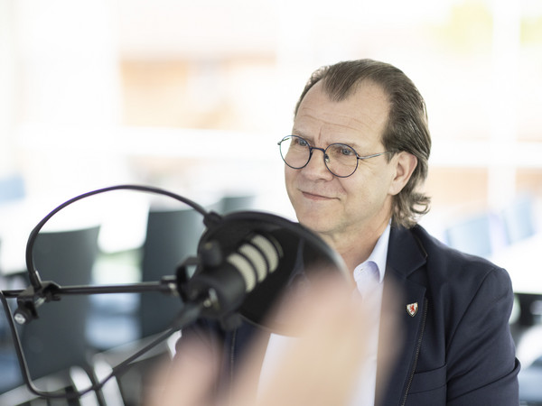 Podcast-Gast Georges Helfenstein, Gemeinderat Cham, hinter dem Mikrophon