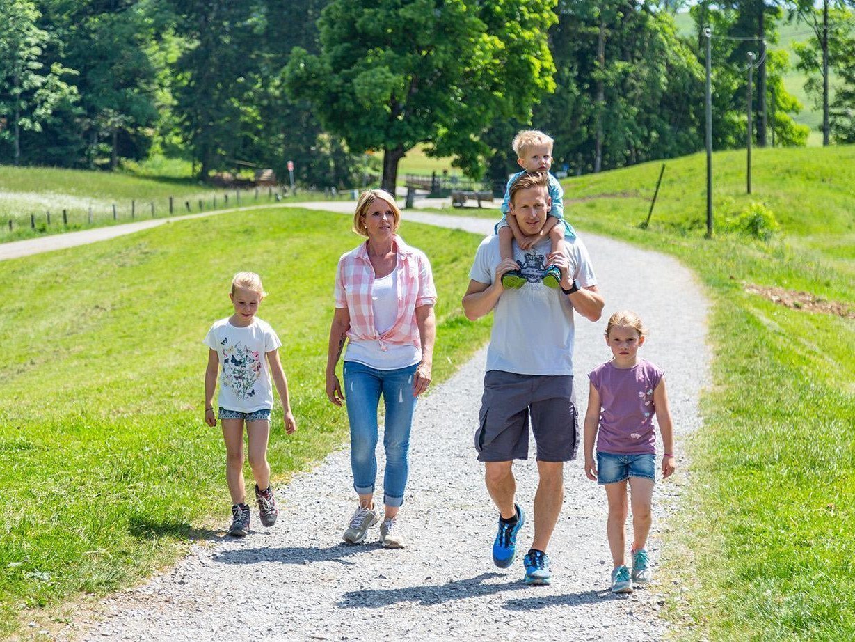 Familie auf dem Zugerberg am wandern