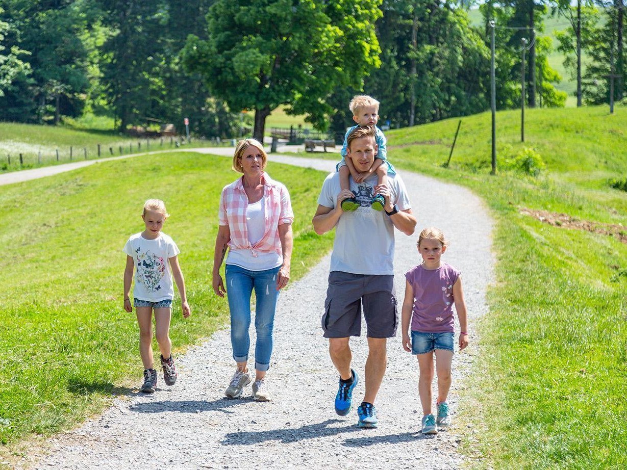 Familie auf dem Zugerberg am wandern