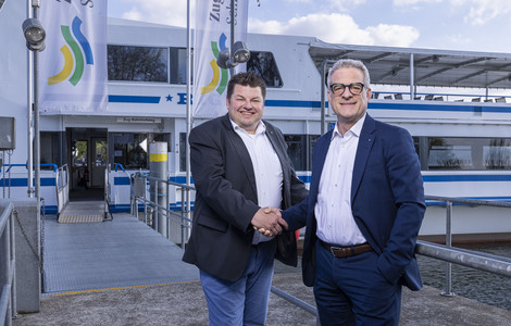 Philipp Hofmann und CEO der Zuger Kantonalbank Philipp Hofmann im Handshake mit CEO der Zuger Kantonalbank