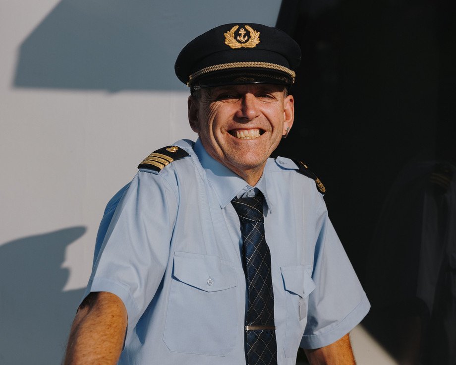 Porträt eines Schiffsführers Porträt eines Schiffsführers an der Reling