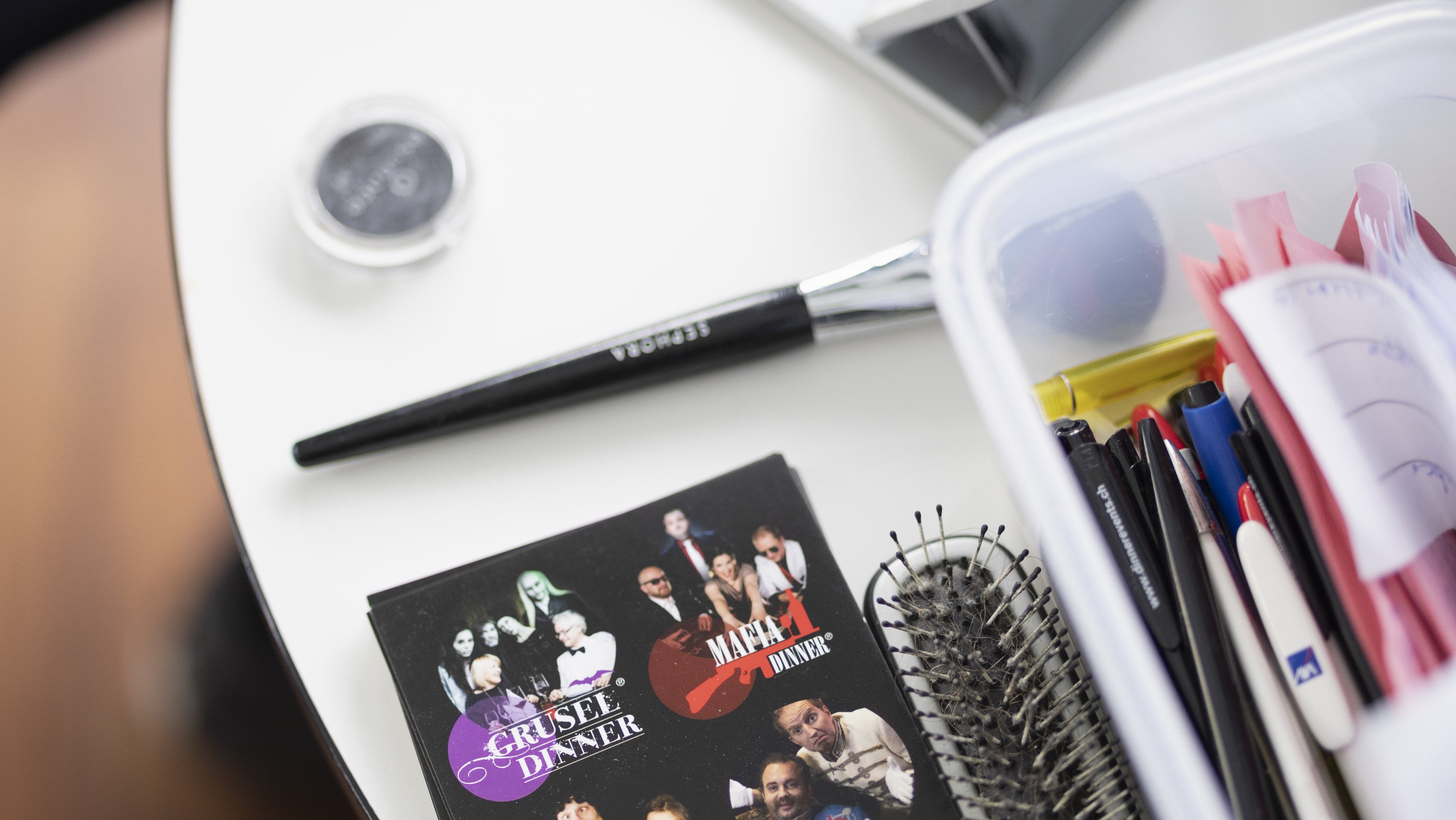 Schminktisch mit Flyern Schminktisch mit Flyern für das Gruseldinner