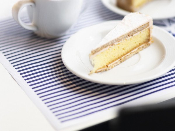 Ein Stück Kuchen mit einer Tasse Kaffee auf dem Tisch
