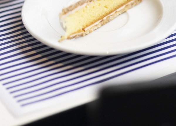 Ein Stück Kuchen mit einer Tasse Kaffee auf dem Tisch