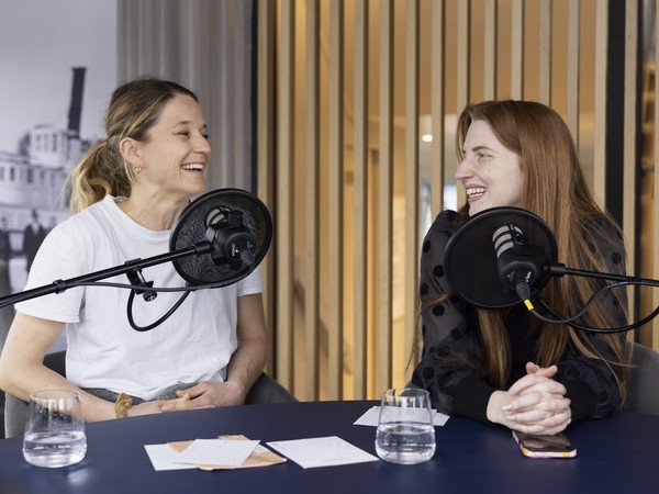 Julia und Jessica hinter dem Podcast-Mikrophon im Gespräch