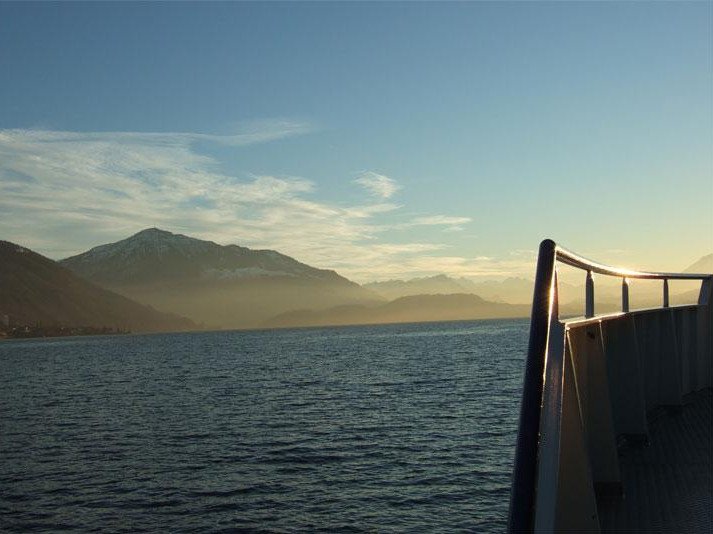 Aussicht vom Schiff auf See und Berg in Abenddämmerung
