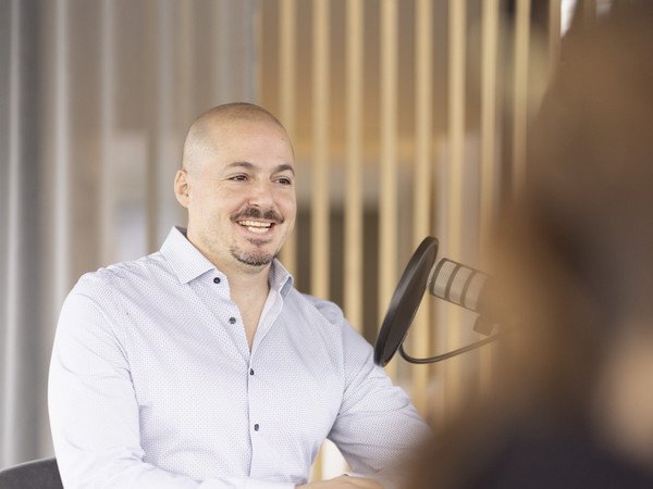 André Bliggenstorfer vor dem Mikrophon sitzend