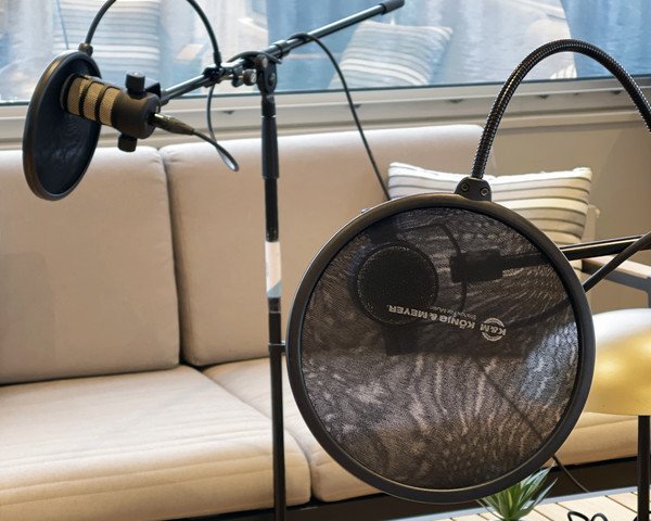 Podcast Studio mit Mikrophonen und Lounge