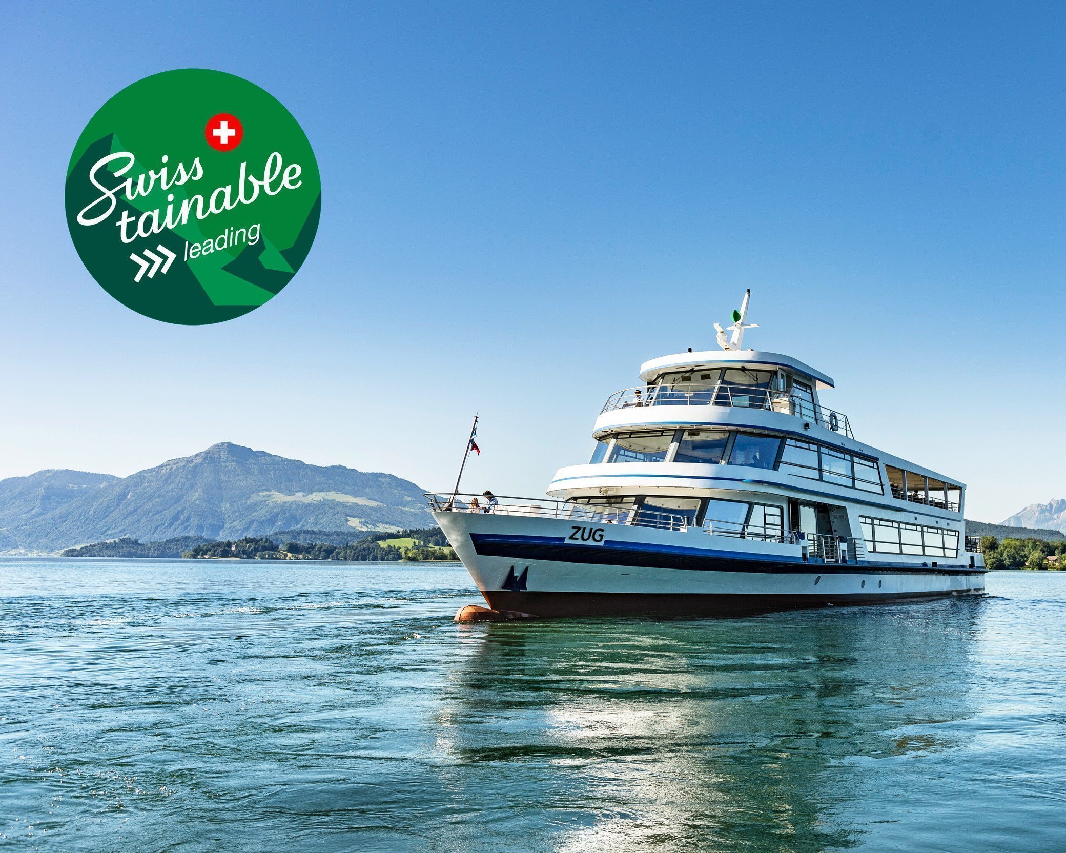 Schiff fahrend auf dem See mit Swisstainable Logo am Bildrand