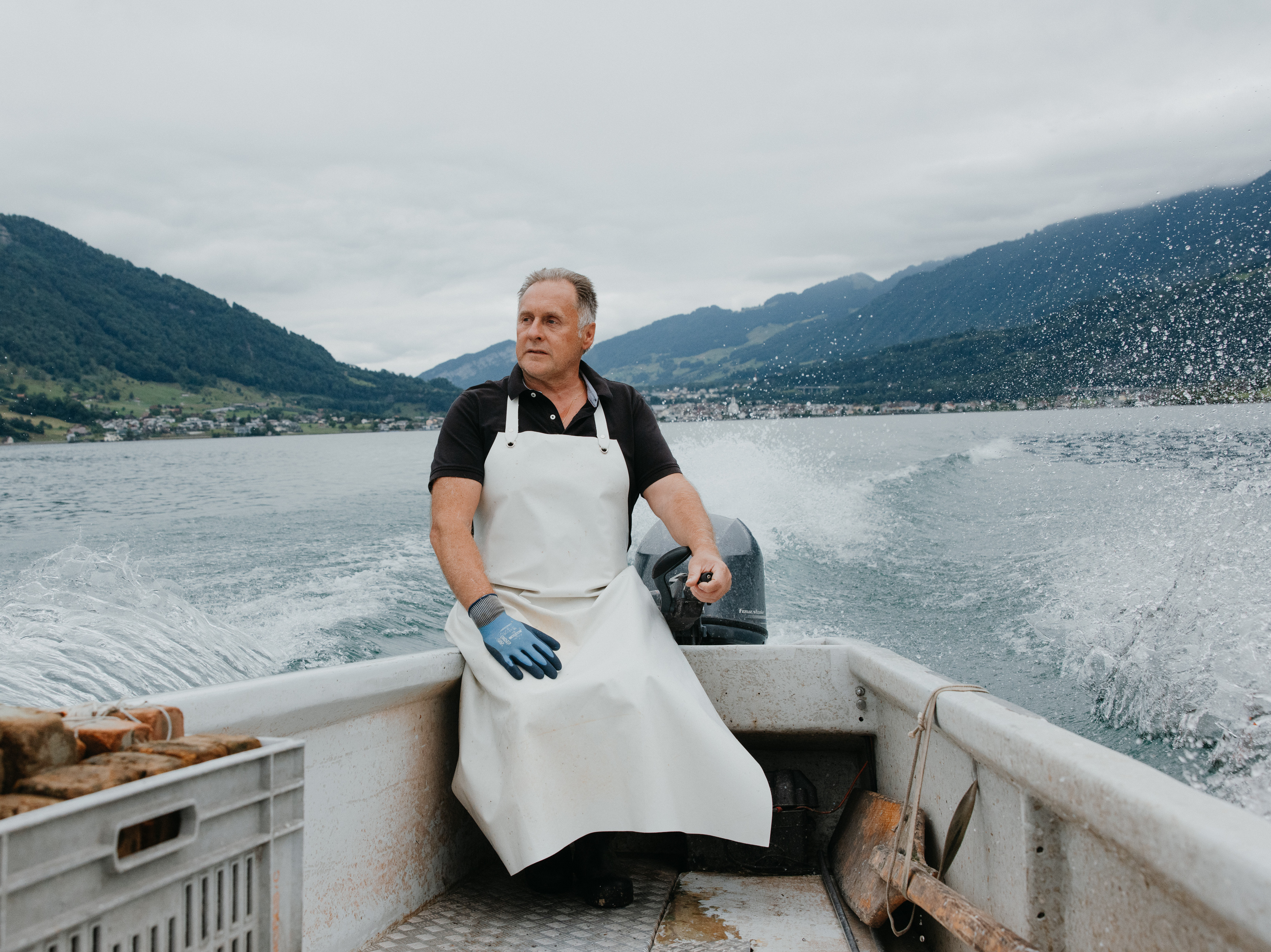 Fischer Daniel Schwendeler steuert Fischerboot auf dem See
