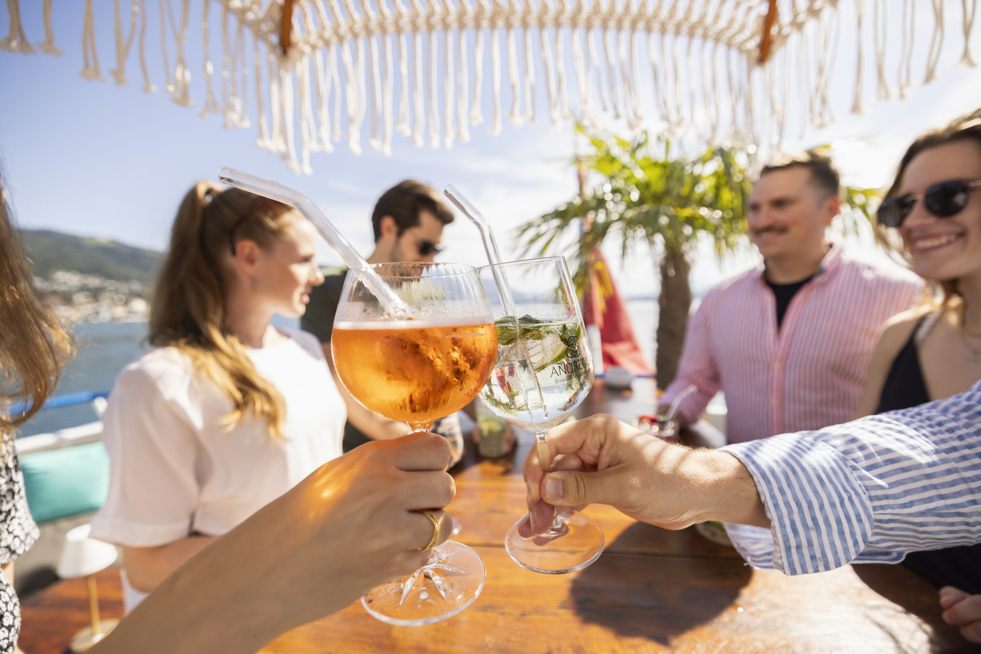 Junge Leute stossen mit Apérogläsern an