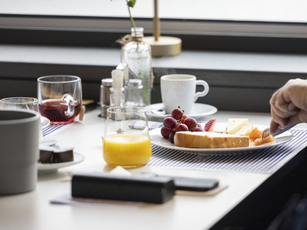 Brunchteller am Tisch mit Orangensaft