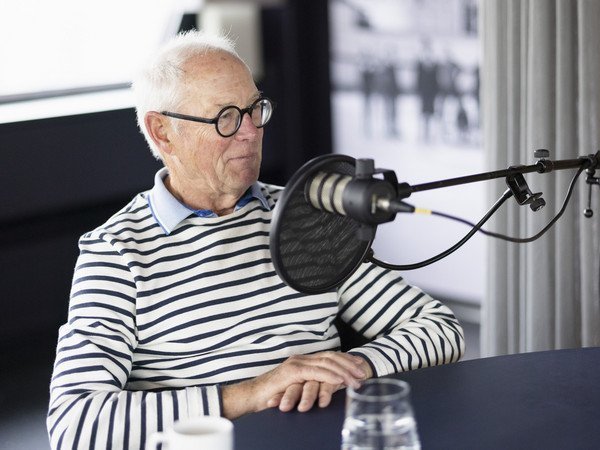 Bruno Oldani, Podcastgast, sitzt am Tisch hinter dem Podcast-Mikrophon