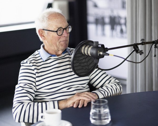 Bruno Oldani, Podcastgast, sitzt am Tisch hinter dem Podcast-Mikrophon