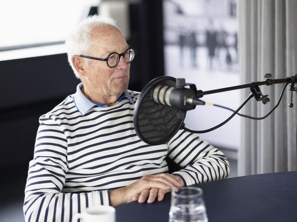 Bruno Oldani, Podcastgast, sitzt am Tisch hinter dem Podcast-Mikrophon