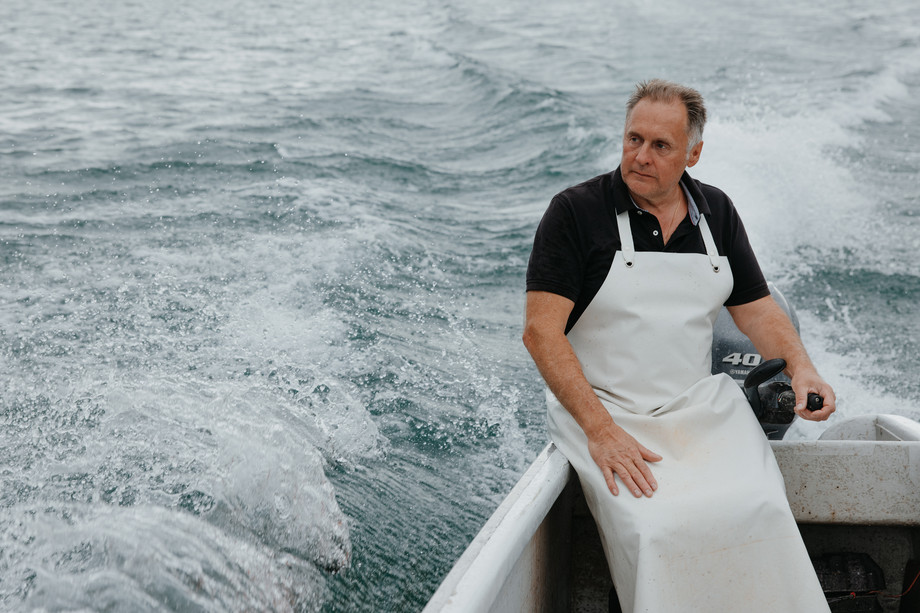 Daniel Schendeler am Steuer des Fischerbootes auf dem Zugersee