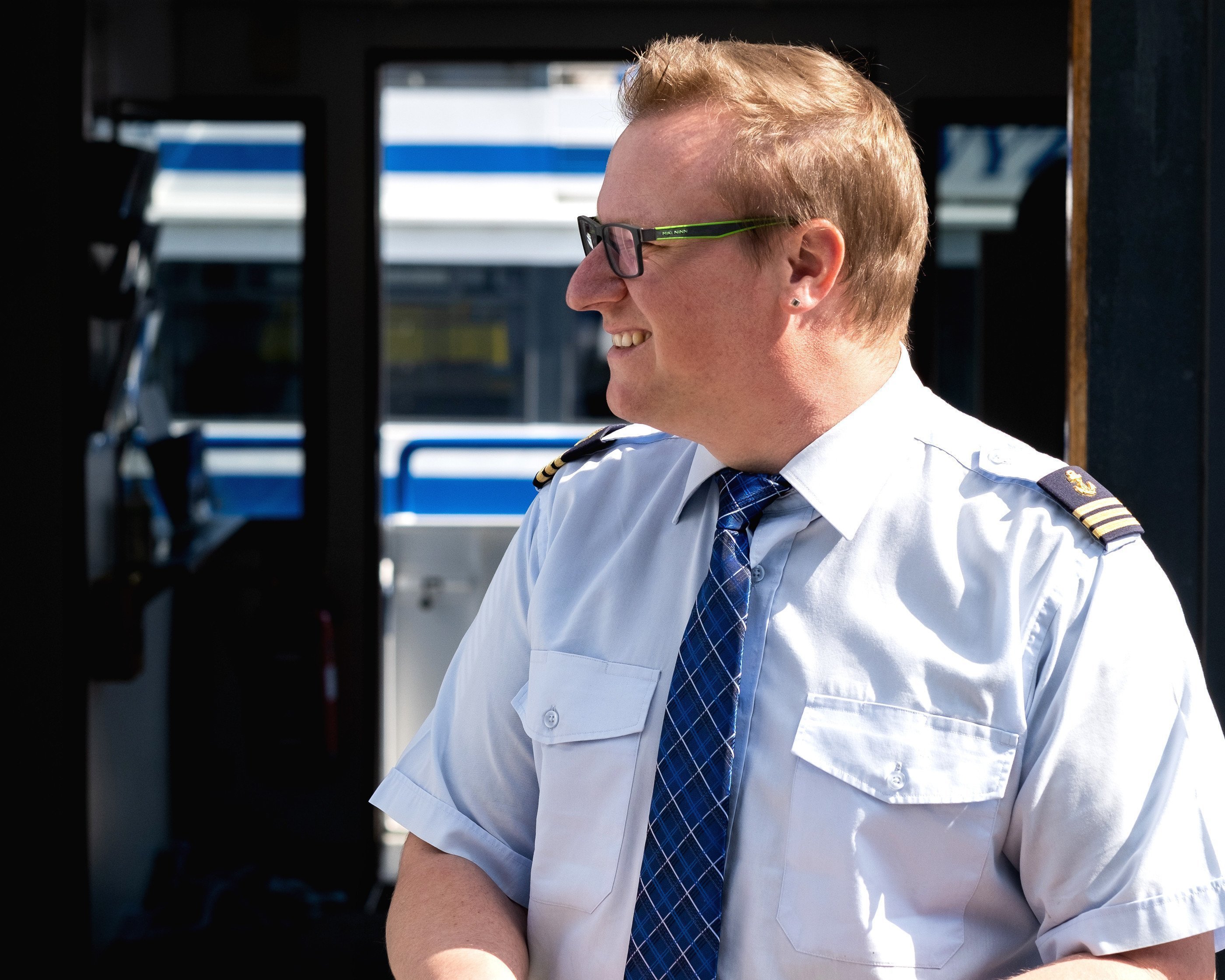 Matrose entwertet ein Fahrticket