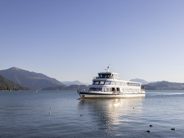MS Zug fahrend auf dem Zugersee mit Blick zur Rigi