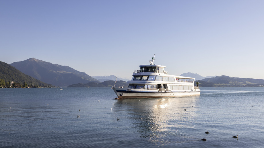 MS Zug fahrend auf dem Zugersee MS Zug fahrend auf dem Zugersee mit Blick zur Rigi