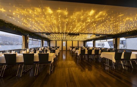 Lichterschiff Hauptsalon Hauptsalon mit Tischen und Lichterketten an der Decke