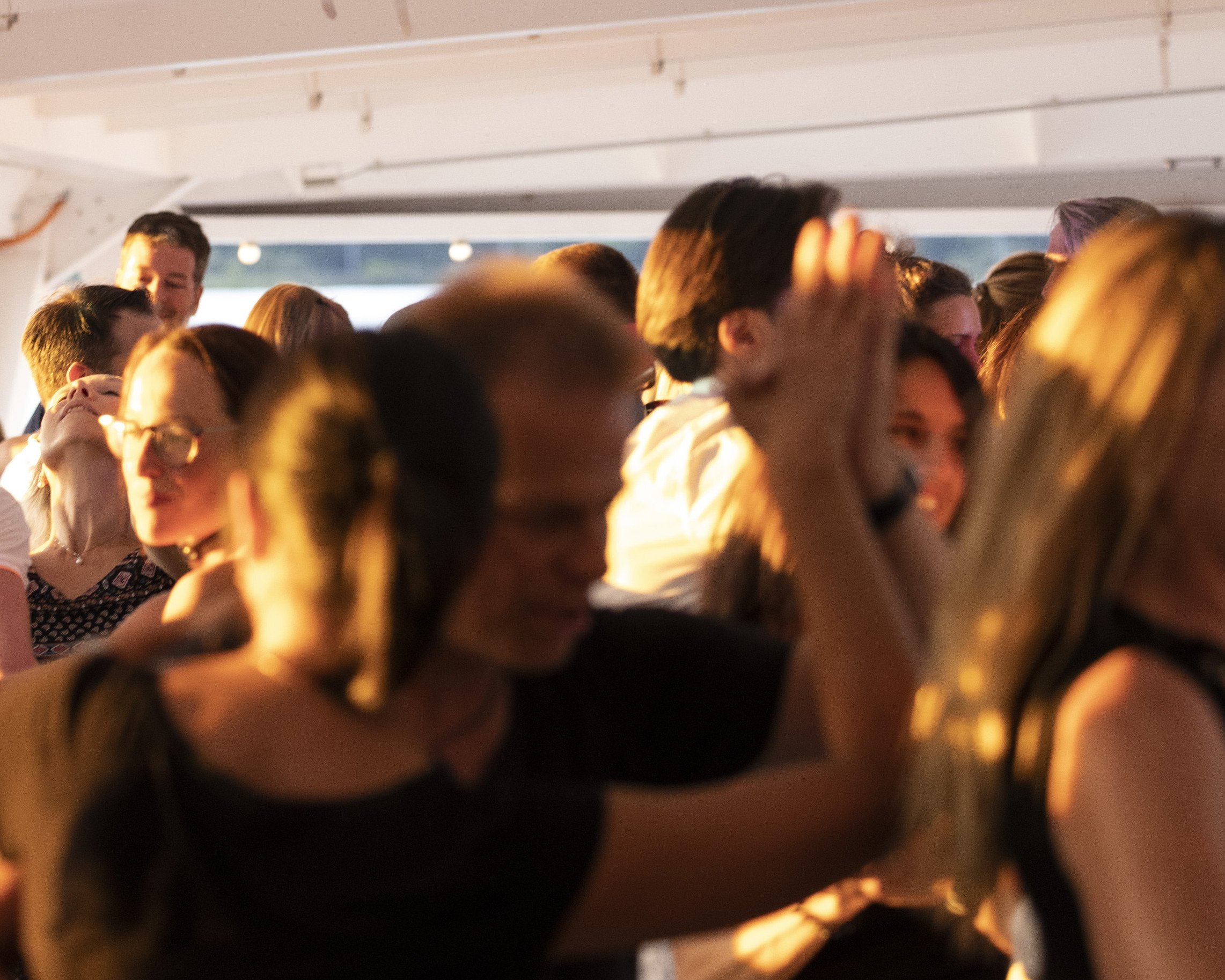 Tanzende Gäste auf dem überdachten Oberdeck