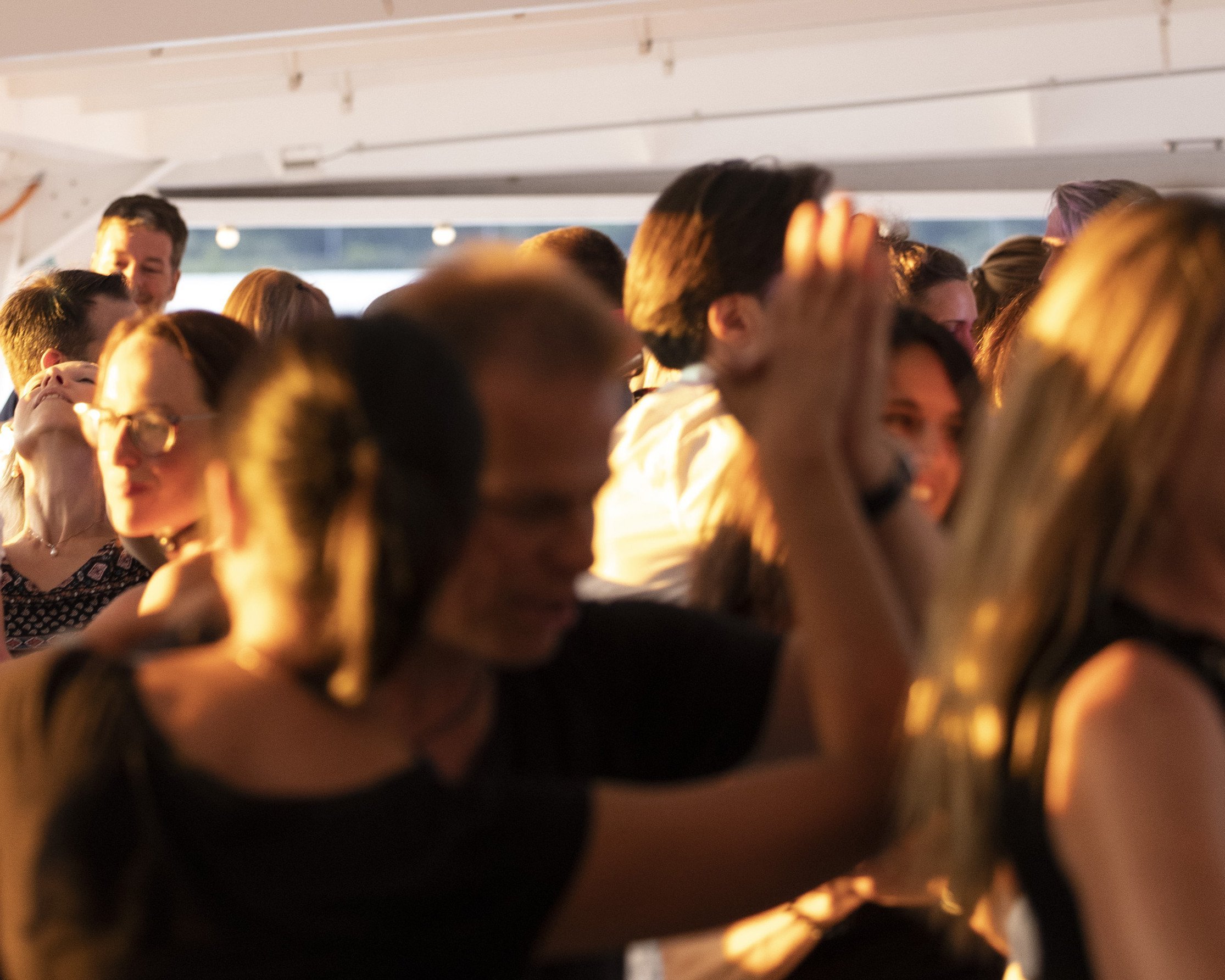 Tanzende Gäste auf dem überdachten Oberdeck