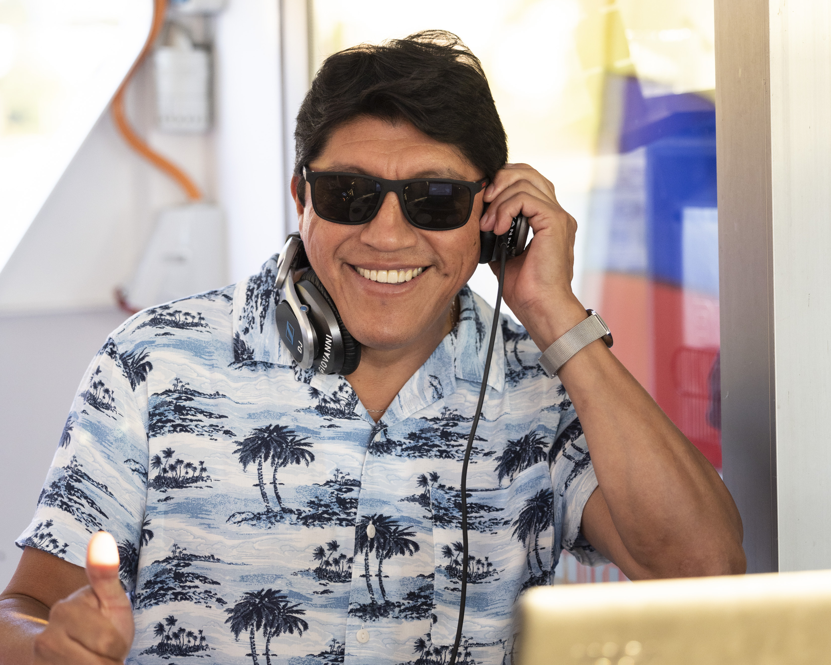 Salsa DJ Giovanni am Musik auflegen