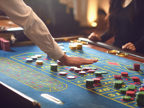 Black Jack Tisch mit drei Personen spielend am Tisch