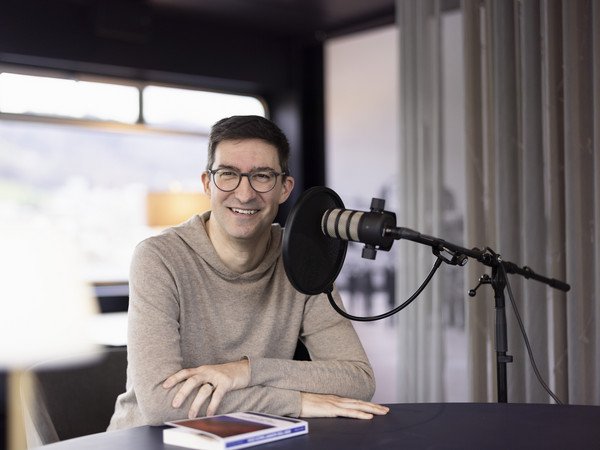 Lorenz Müller vor dem Podcast-Mikrophon