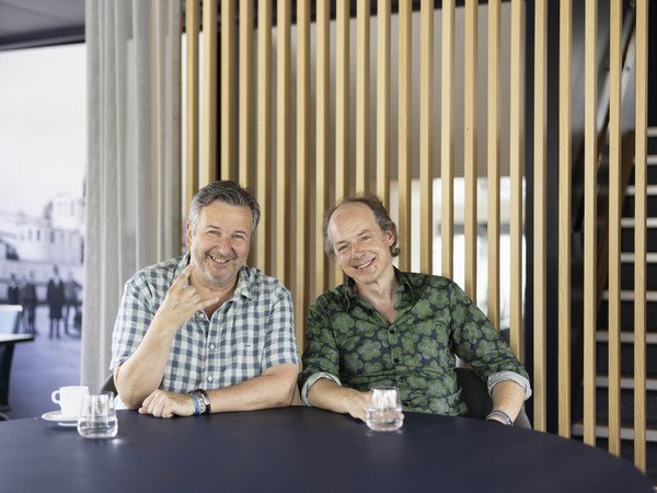 Urs Hofstetter und Adrian Willimann zusammen am Tisch beim Kaffee nach dem Podcast