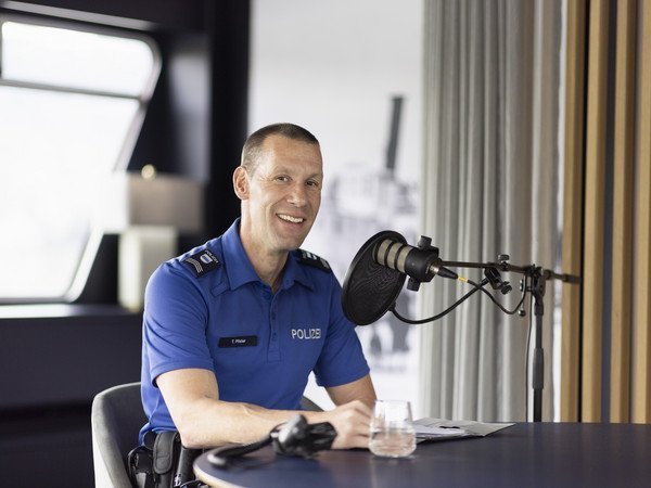Thomas Pfister von der Seepolizei Zug vor dem Mikrophon am Podcasttisch