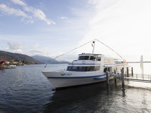 Motorschiff Rigi am Bahnhofsteg stehend