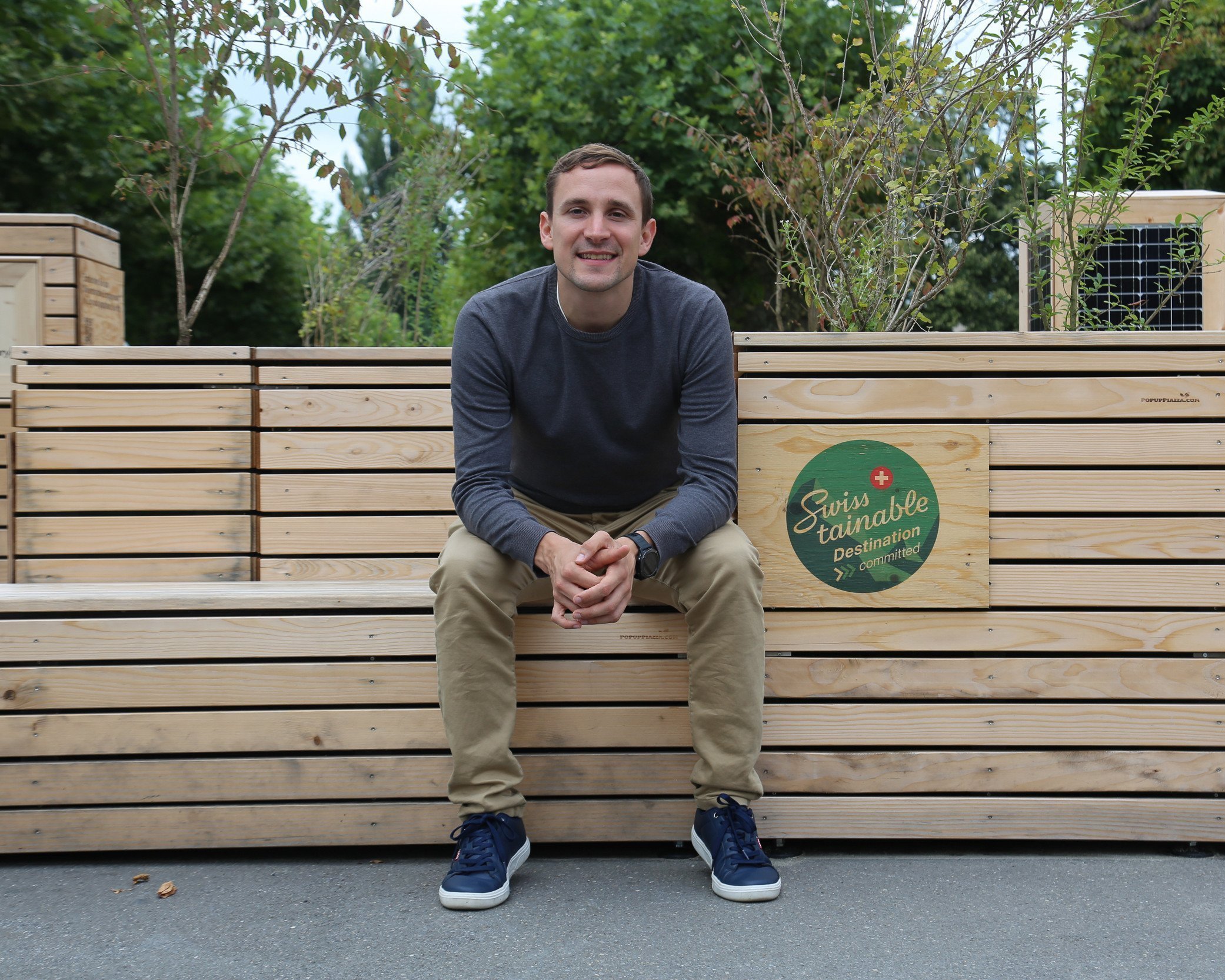 Joel De Buren Sitz auf einer Holzbank von Swisstainable