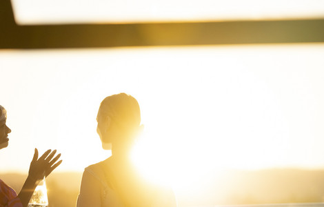 Personen stehend im Sonnenuntergang Silhoutte von Personen stehend im Sonnenuntergang