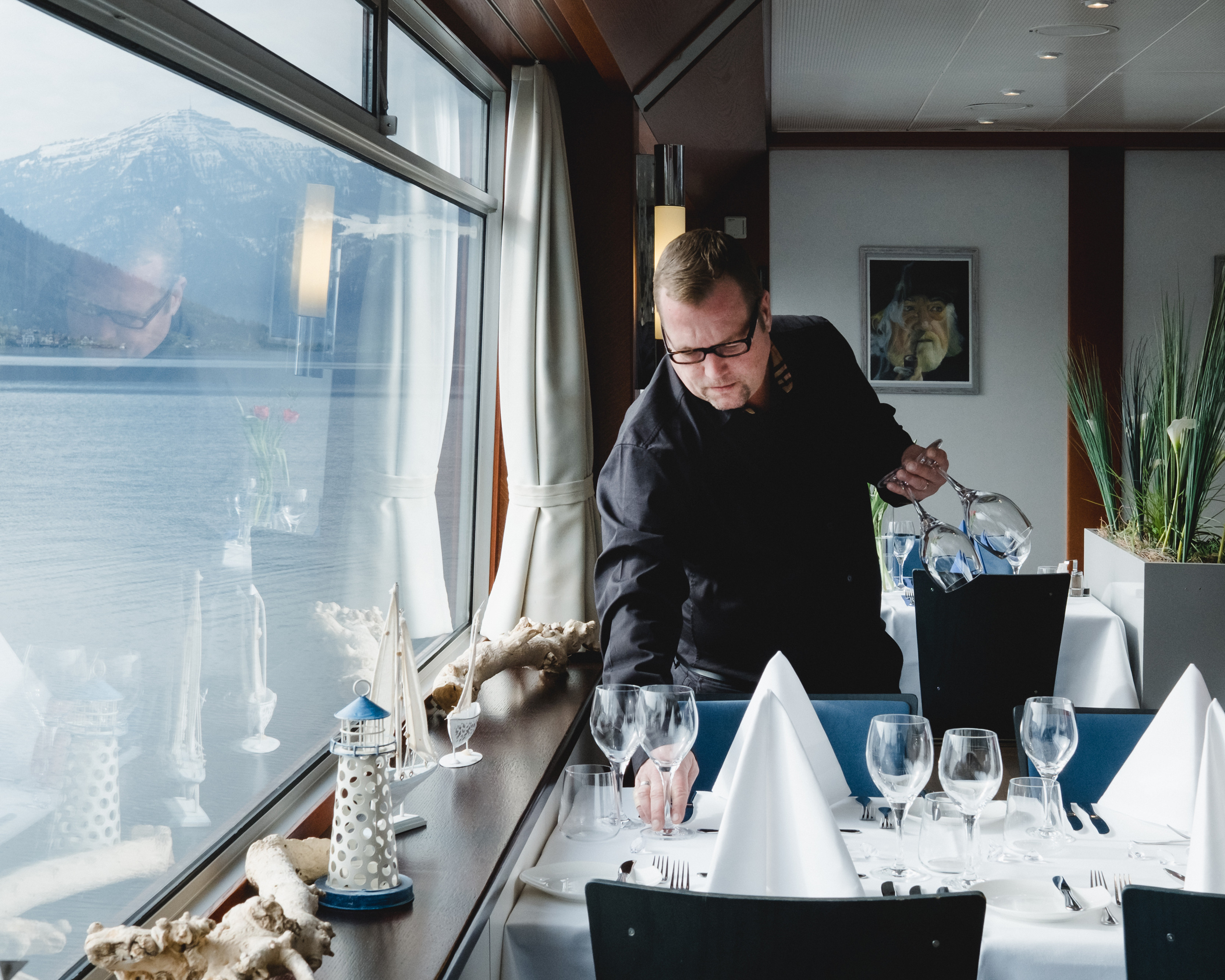 Gastronautic Köbi Fahrni am Eindecken der Tische im Hauptsalon