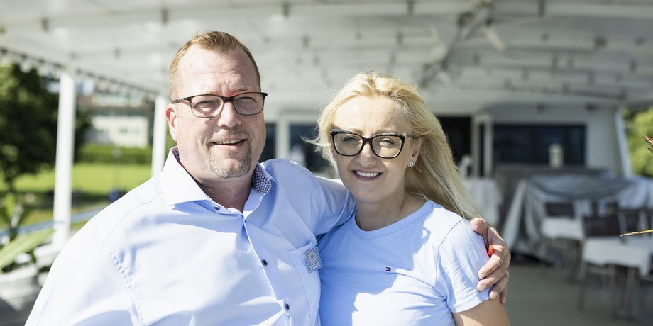 A portrait of the two hosts Köbi and Suzana Fahrni