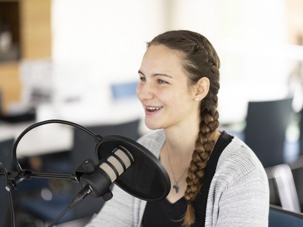 Podcast-Gast Nathalie Koch, Matrosin auf dem Zugersee, hinter dem Mikrophon