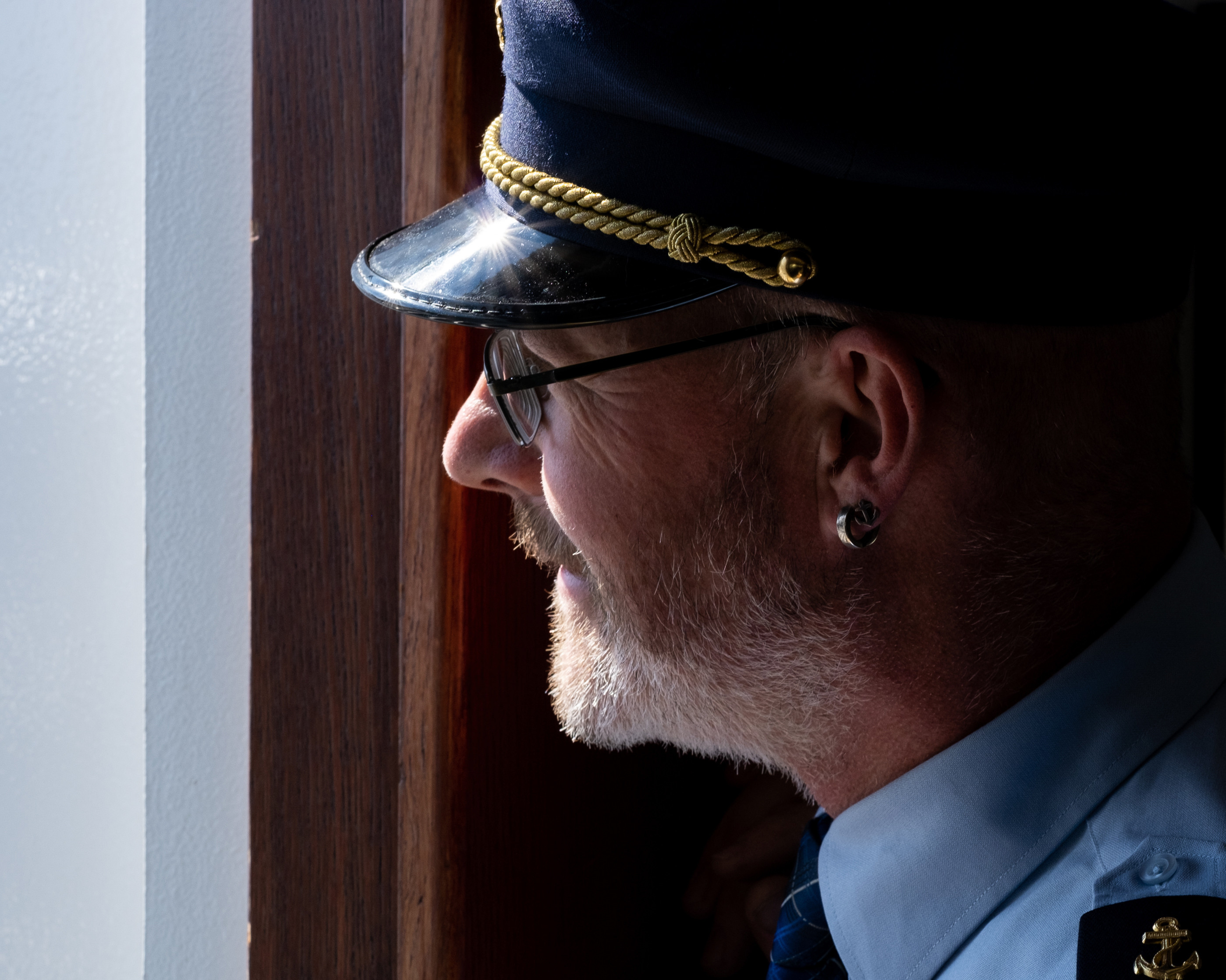 Schiffsführer im Porträt mit Mütze