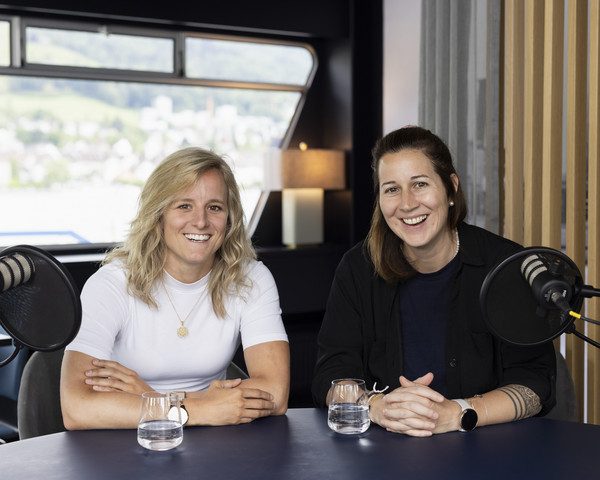 Lara Stalder und Daniela Diaz vom EVZ am Zugersee Podcast Tisch
