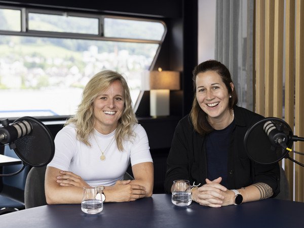 Lara Stalder und Daniela Diaz vom EVZ am Zugersee Podcast Tisch