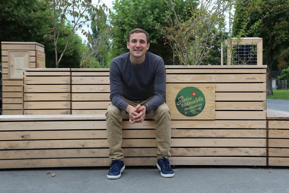 Joel De Buren Joel De Buren Sitz auf einer Holzbank von Swisstainable