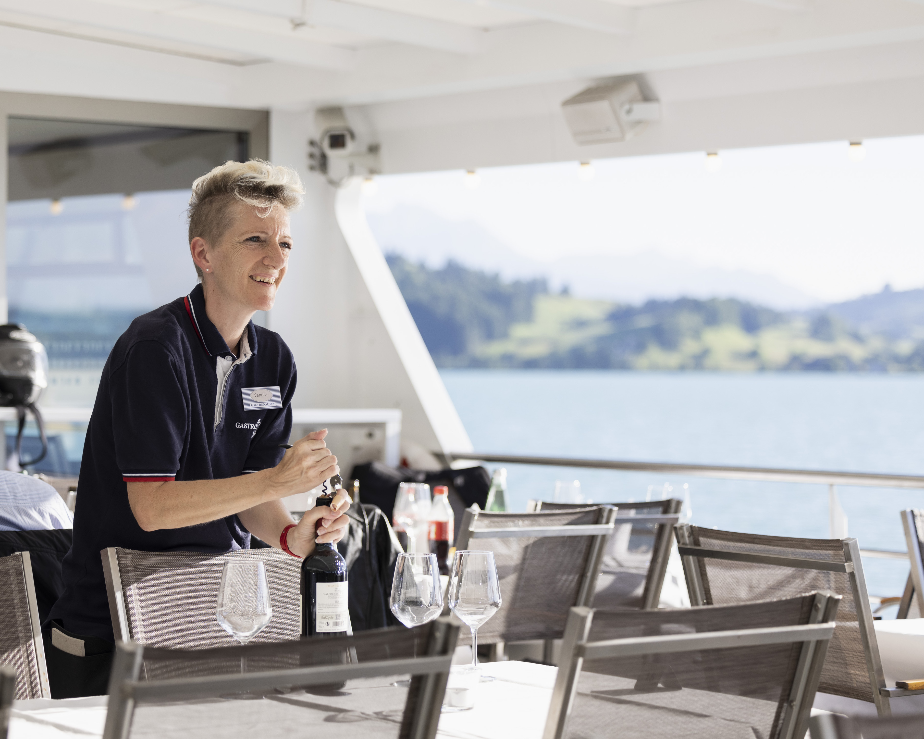Chefin de Service am Öffnen einer Weinflasche