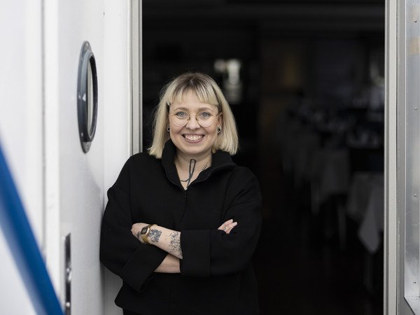 Porträt von Laura Hürlimann im Türbereich des Treppenaufstiegs