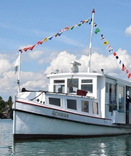 Motorschiff Schwan fahrend auf dem See