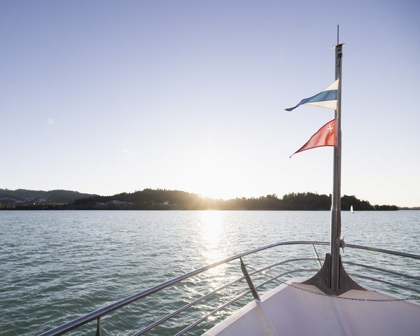 Ausblick über den See vom Bug mit den Kantonsfahnen Zug und Schwyz