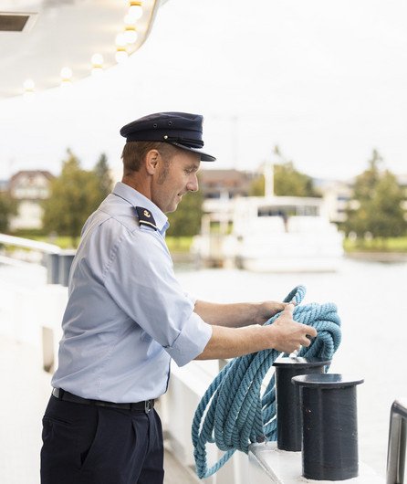 Matrose bereitet Seil fürs Anlegen vor Matrose bereitet Seil fürs Anlegen vor